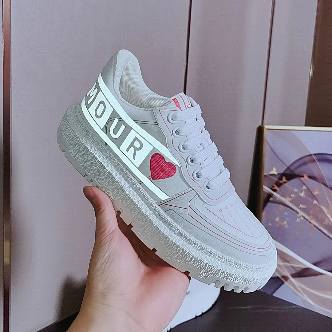 👟👟Ex-factory price 480👟👟 2021ssDior shell-toe casual white shoes, the latest letter strip layout with luminous colors, the same style as the ready-to-wear series 1️⃣Original mold opening 2️⃣Original cowhide➕Breathable mesh lining 3️⃣TPU evacuation outsole 4️⃣Injection-molded latex cowhide feet 5️⃣Full set of packaging at the counter, code number 35-40 (41 can be customized)